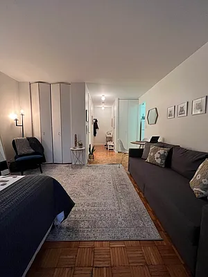 Rented by Coldwell Banker Warburg | media 12