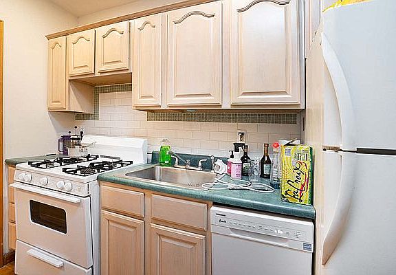 3rd image of 690 Sackett St APT 3