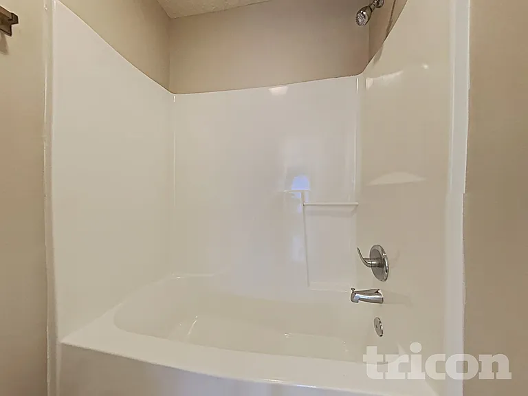 4475 Connaught East Dr — Photo 8