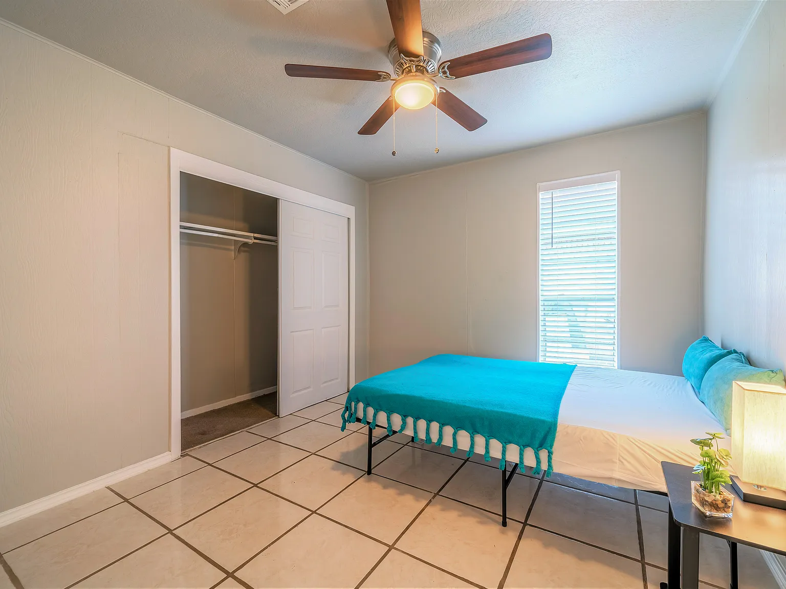 4 bed, 2.0 bath, 1240 sqft, $702 — Photo 2