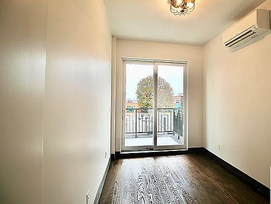 3rd image of 340 Irving Ave #4L