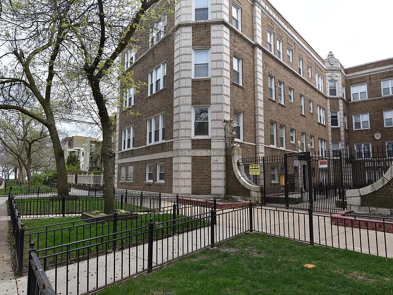 1145 W Lunt Ave — Photo 6