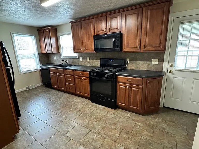 832 Lawrence Ave — Photo 5