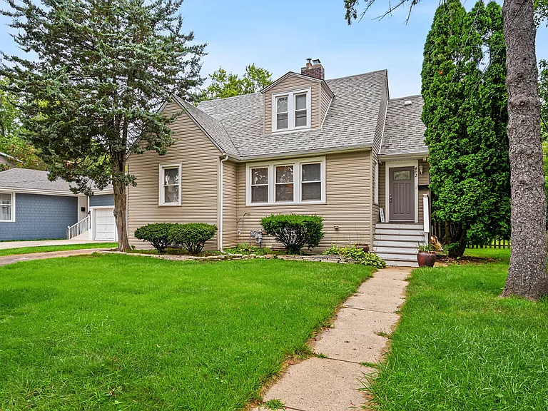 402 Turner Ave — Photo 1