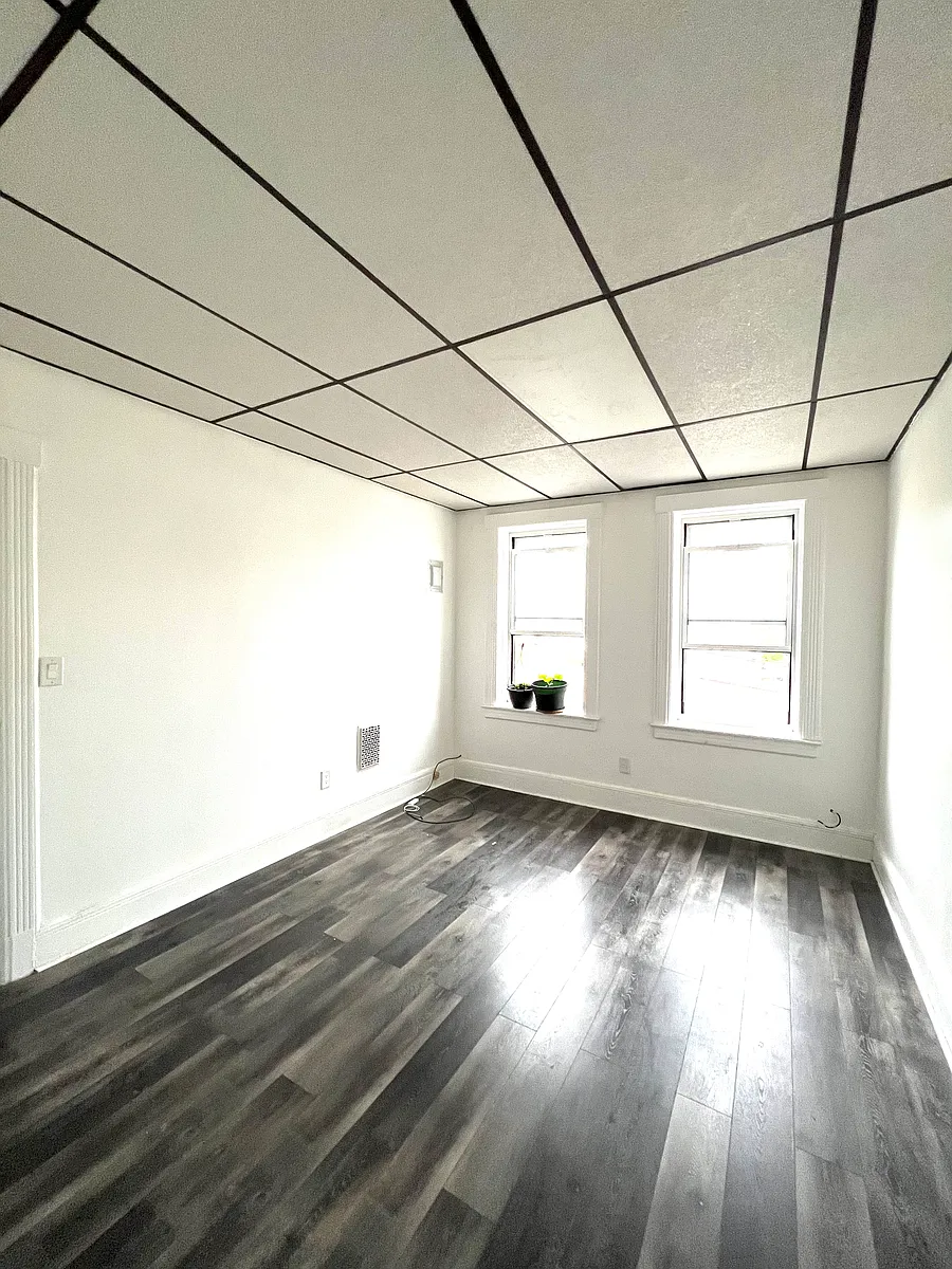 Building Photo - 1755 W 8th St #2F