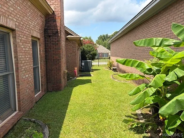 9132 Green Chase Dr — Photo 2