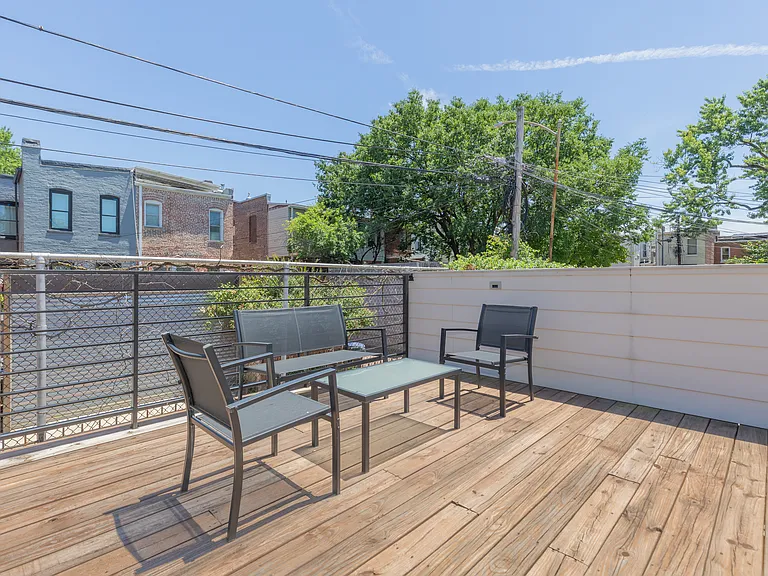 901 D St NE #1 — Photo 37