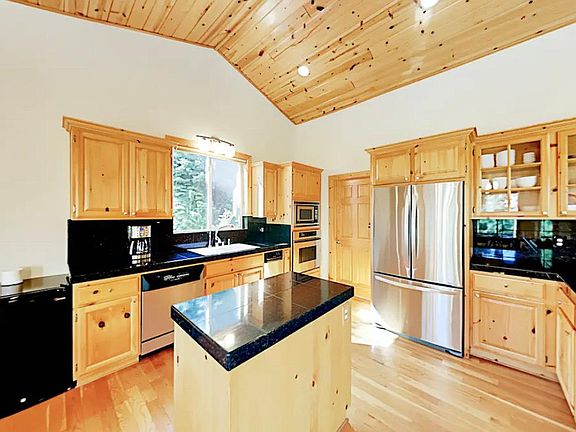 5th image of 1060 Canterbury Dr