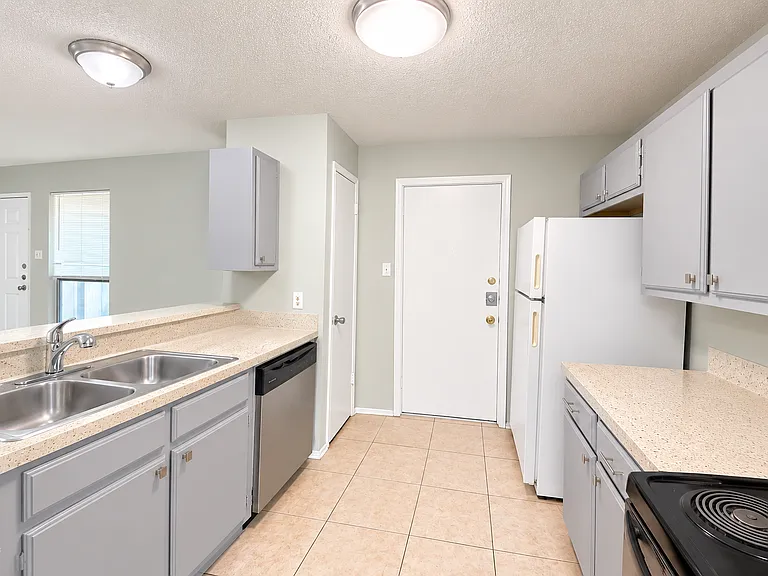 1411 Hermitage Dr — Photo 4