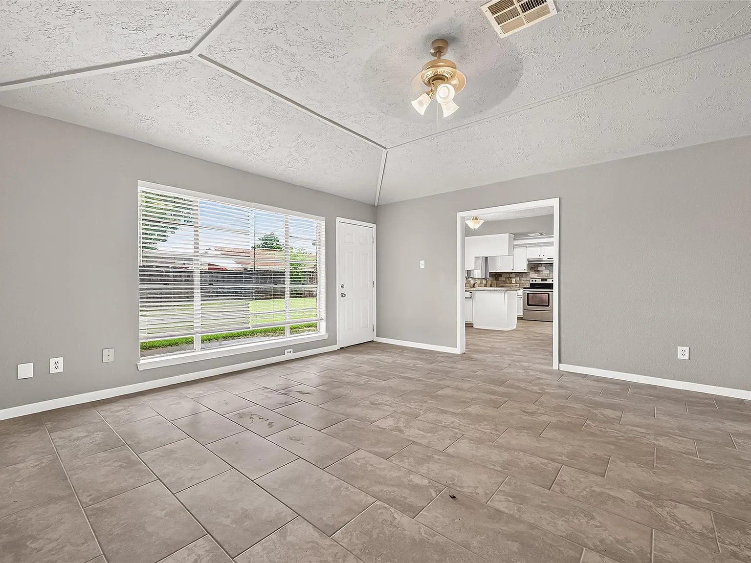 3 bed, 2.0 bath, 1296 sqft, $1,800 — Photo 4