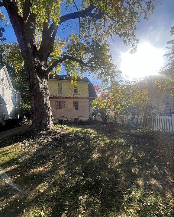 2nd image of 724 W Prairie Ave