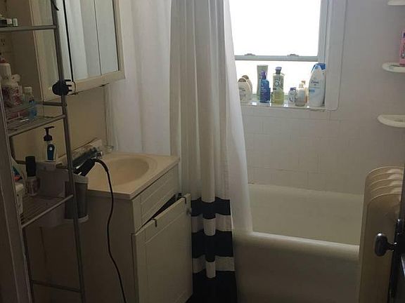 4th image of 2437 W Diversey Ave #1