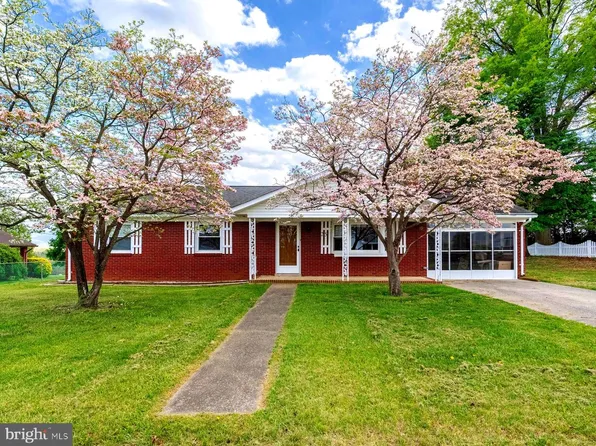 25 Woodland Park Dr, Luray, VA 22835