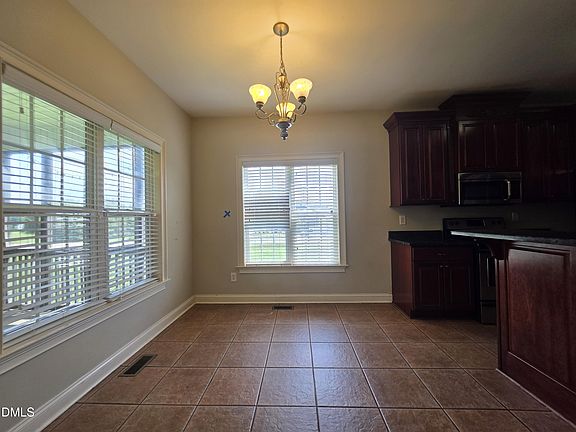 5th image of 22 Oak Run Dr