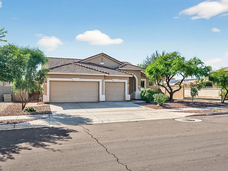 2433 W Ellis St — Photo 32