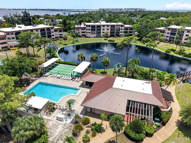 First floor condo. See yellow triangle at top right of picture.