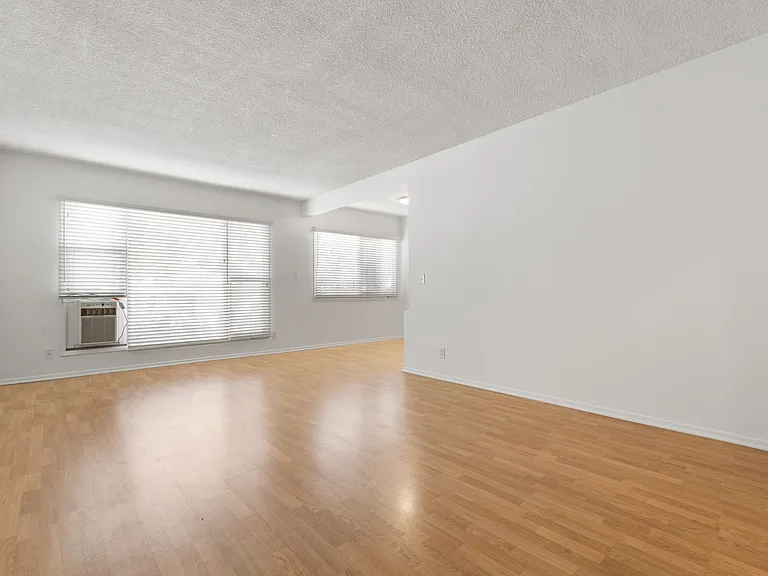 12817 Moorpark St #4 — Photo 5