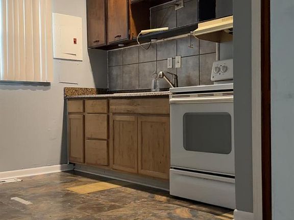 5th image of 8094 Oak St