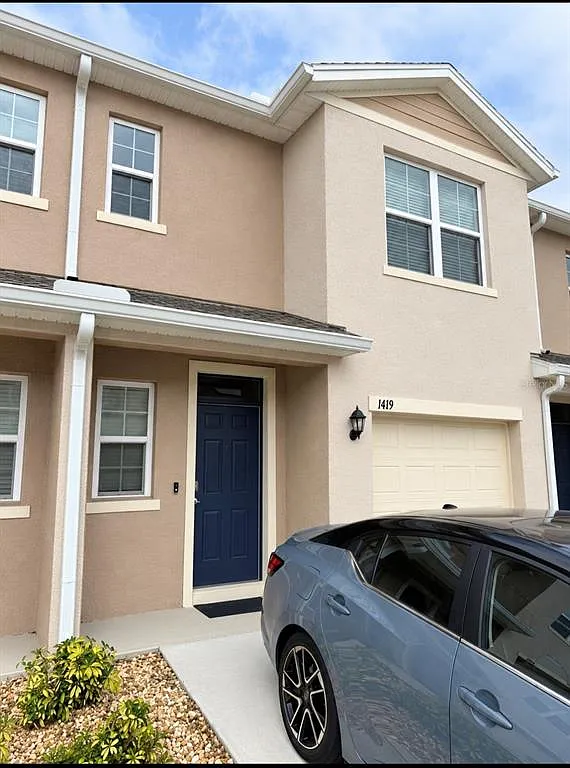 3 bed, 2.5 bath, 1464 sqft, $2,050 — Photo 1
