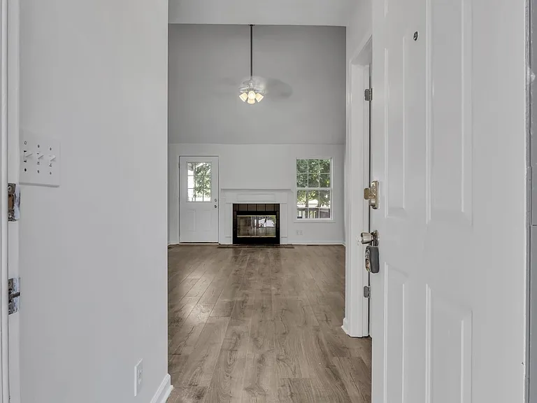 427 Sierra Ct — Photo 4