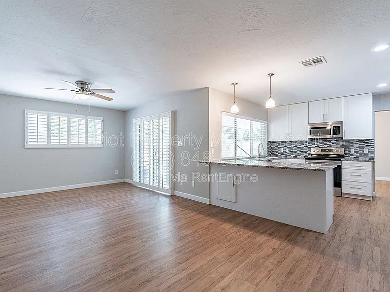 110 W Seldon Ln — Photo 14