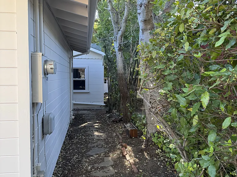 221 The Alameda — Photo 44