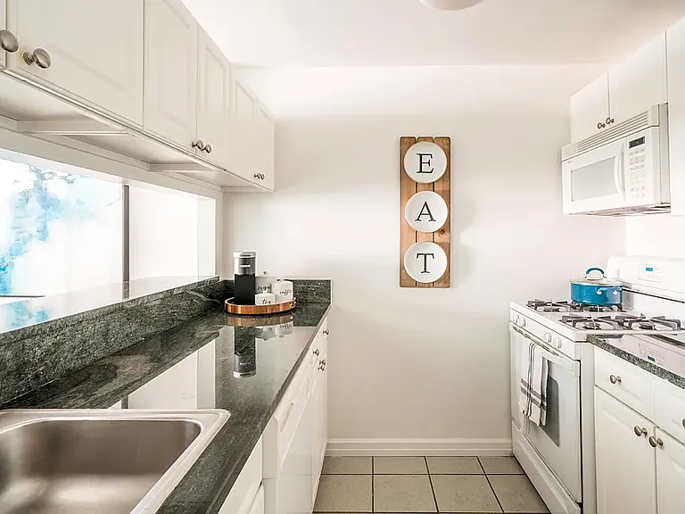 520 W 48th St #7L — Photo 11