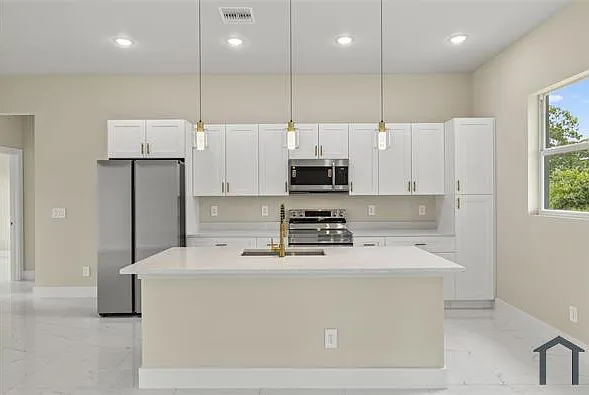 4 bed, $2,300 — Photo 3