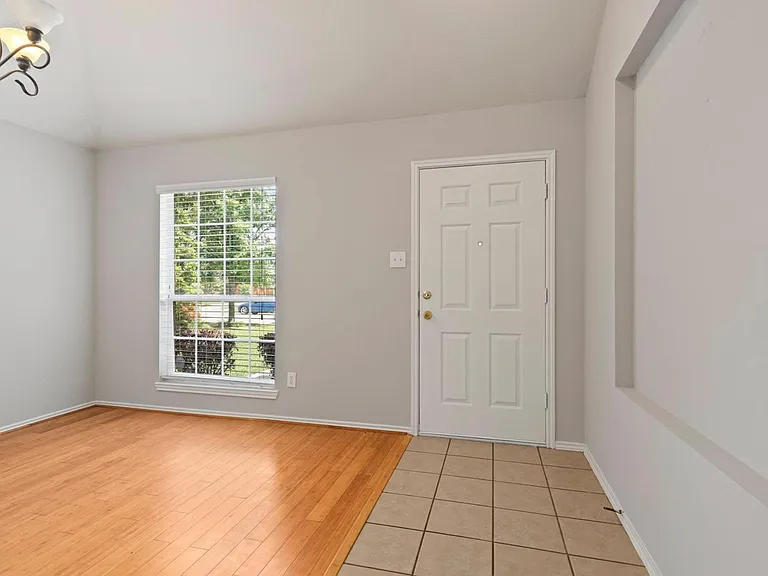 1534 Sleepy Hollow Dr — Photo 2