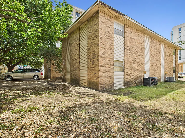 403 Boyett St N — Photo 2
