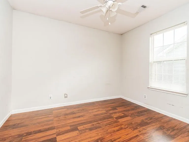 132 Coronation Dr — Photo 14