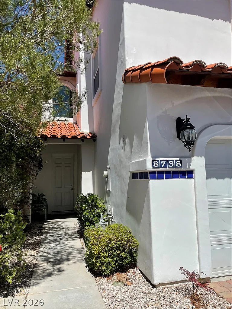 3 bed, 2.5 bath, 1611 sqft, $2,100 — Photo 1