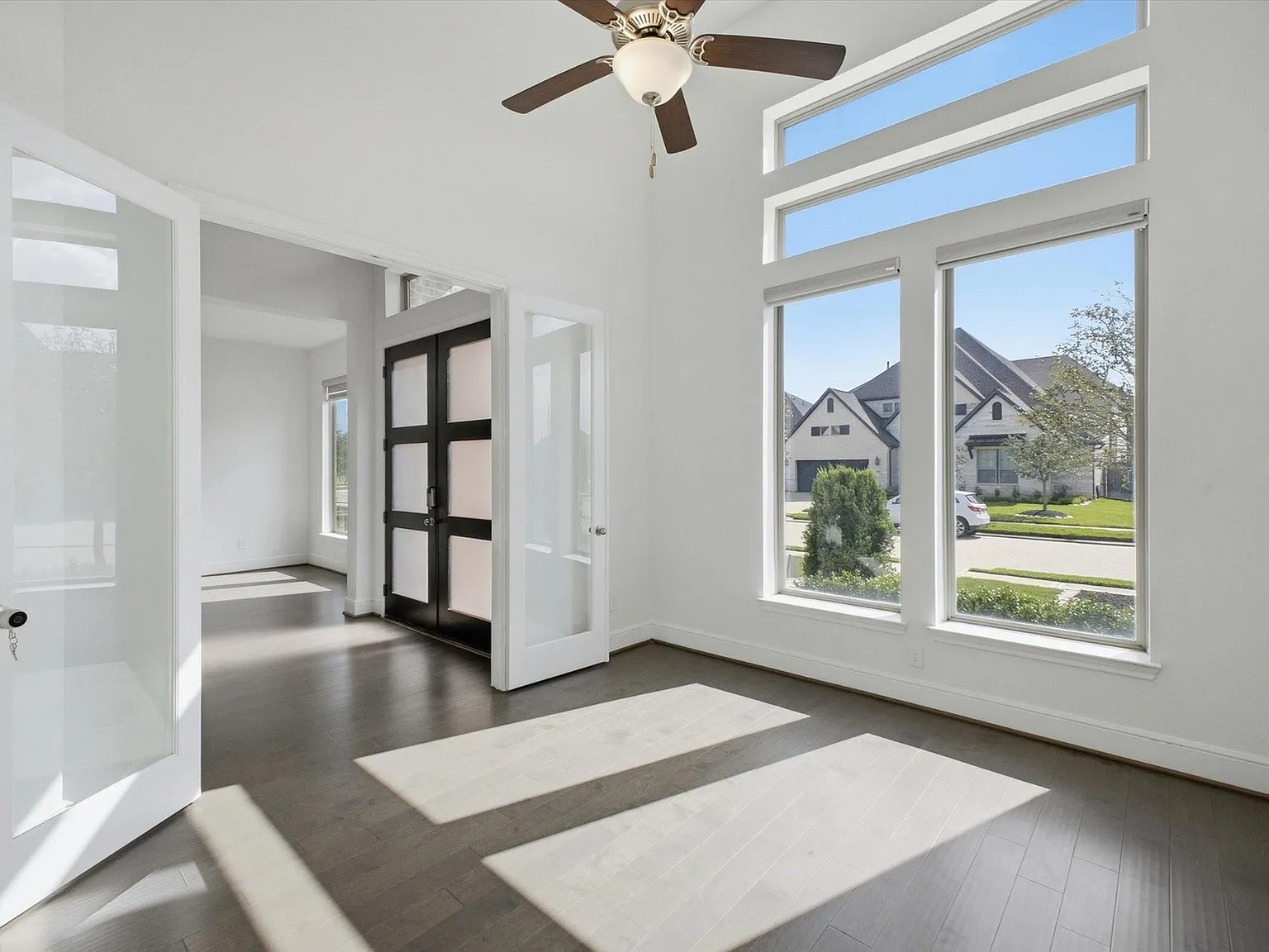 5 bed, 5.5 bath, 4484 sqft, $5,400 — Photo 2