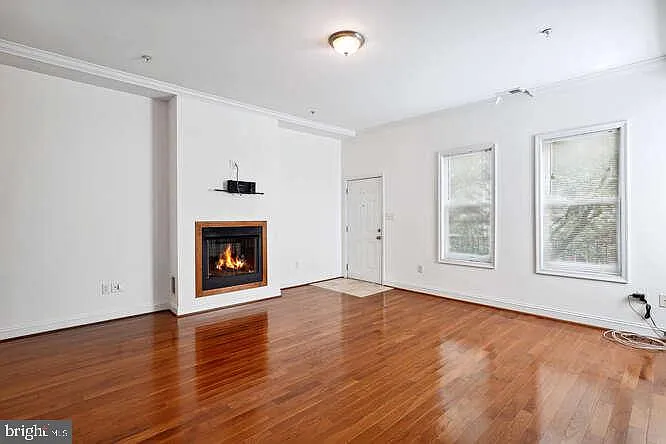 3 bed, 7370 sqft, $4,300 — Photo 3