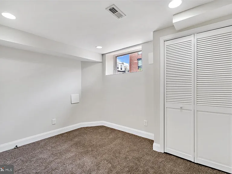1013 S Baylis St — Photo 40