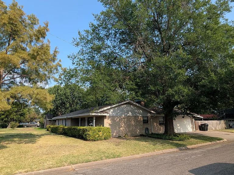 2311 Lange St — Photo 2
