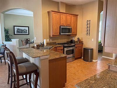 Gas oven, granite countertops, countertop dining