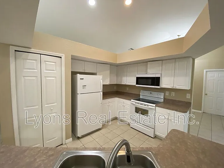 2251 SW 4th St — Photo 7