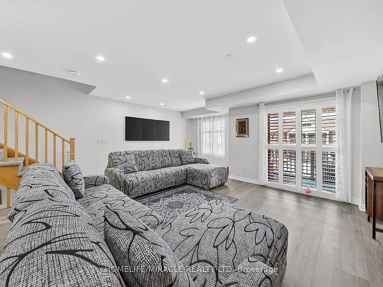73 Sutcliffe Dr — Photo 18