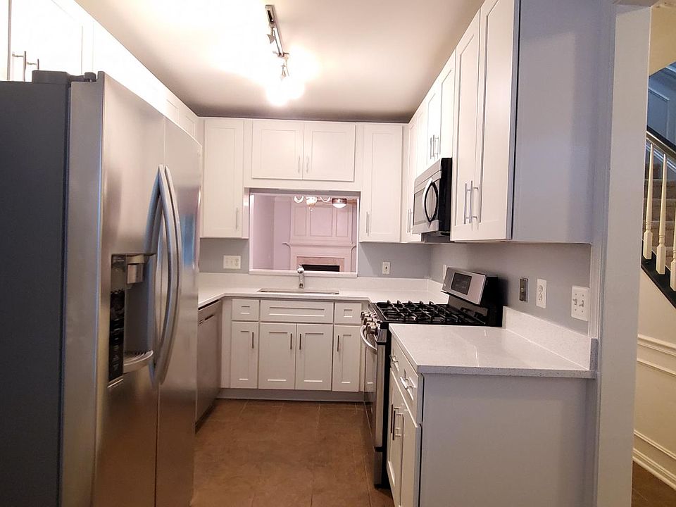 New kitchen with White Shaker cabinets and Sparkling White countertops