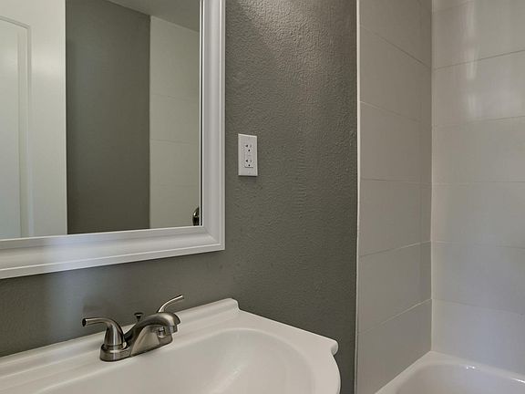 5th image of 701 W Kansas St APT 2
