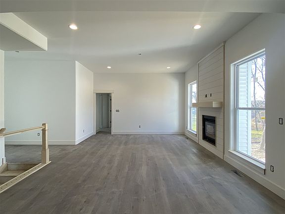 3rd image of 605 Owen St