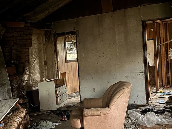 2nd image of 180 Sportsman Loop Rd