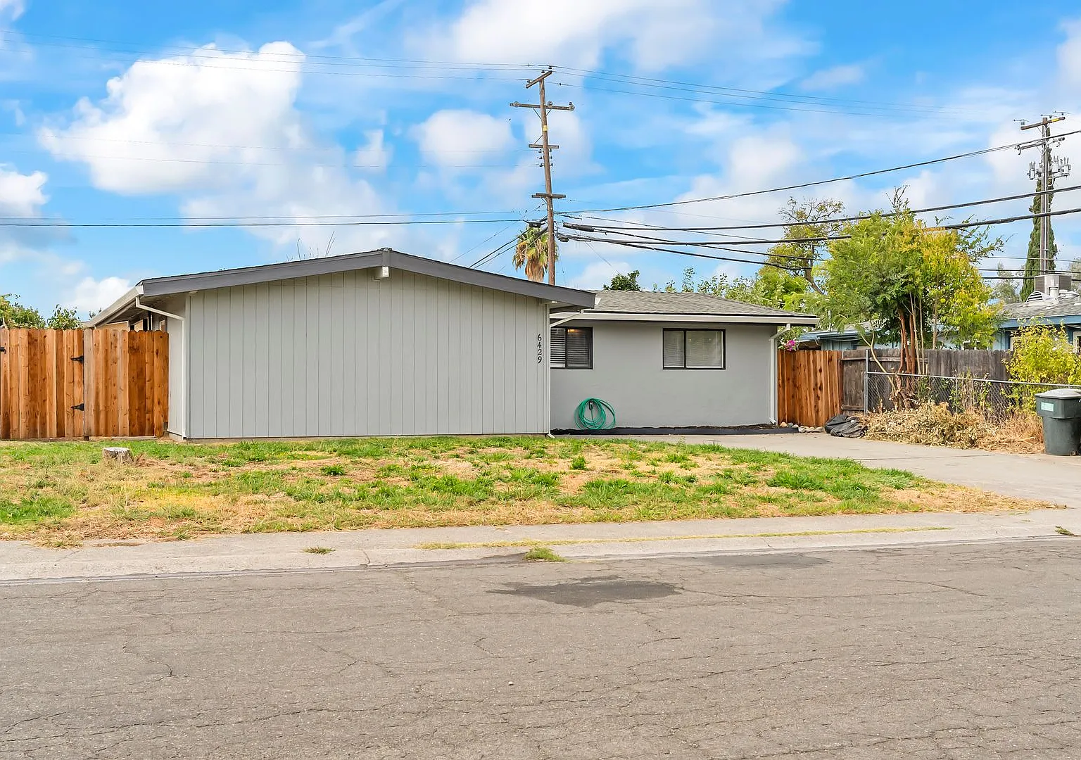 Charming 3 bedroom 2 bath home in Sacramento! — Photo 1