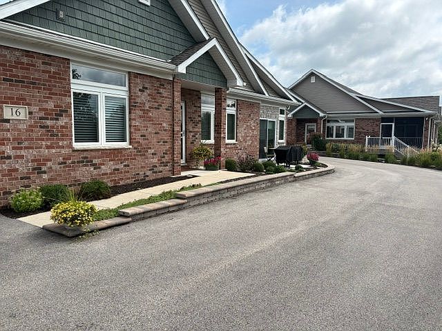 1st image of 16 Briden Ln