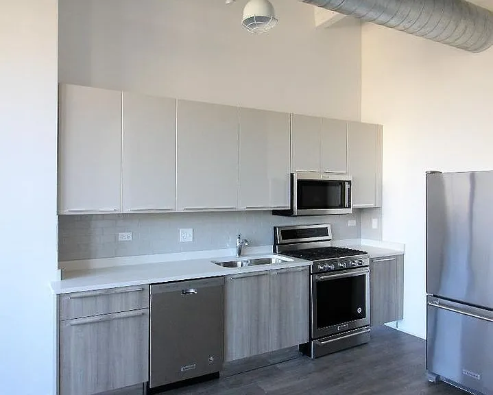 932 W Dakin St #206 — Photo 2