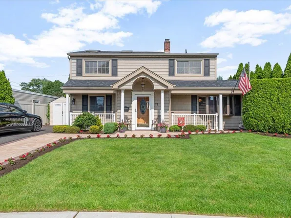 17 Acorn Lane, Levittown, NY 11756