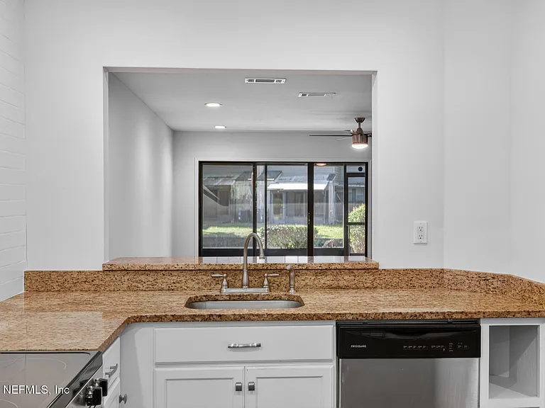 7701 Baymeadows Cir W #1052 — Photo 13