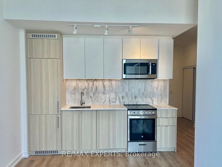 500 Dupont St #814 — Photo 11