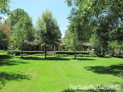 Backyard : Large backyard. Porch runs the length of the home - perfect for entertaining.